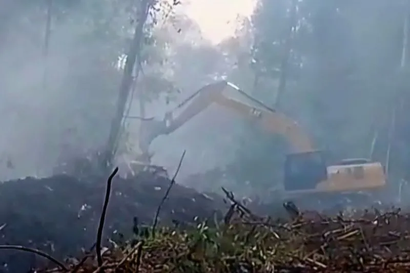 Alat berat membuat parit di Kabupaten Lingga, Kepulauan Riau