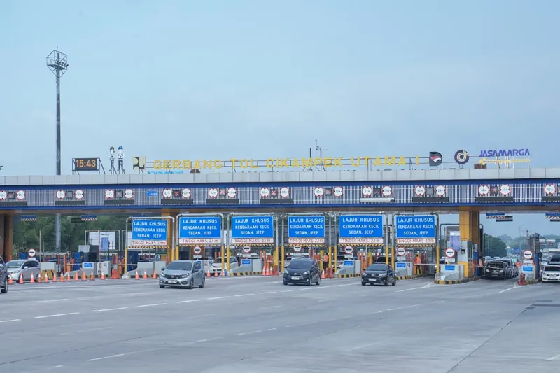 Pantauan arus lalulintas di Gerbang Tol Cikampek Utama