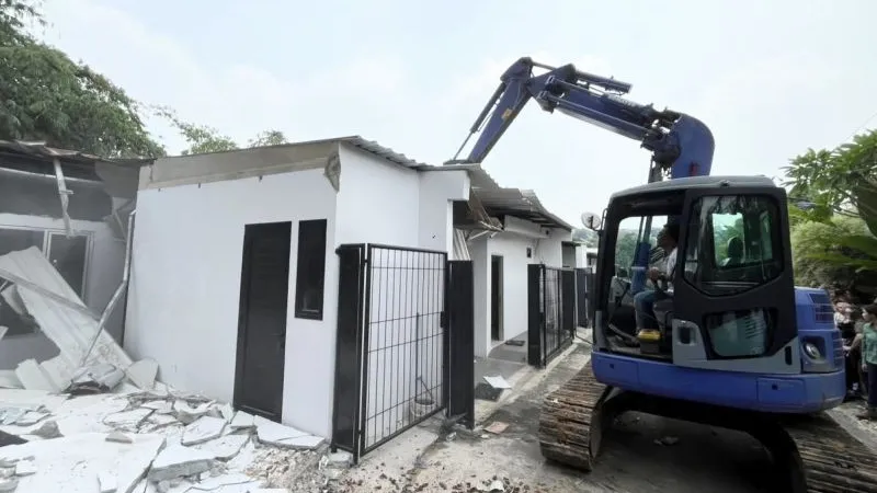 Kementerian Imipas mengerahkan alat berat merobohkan fasilitas khusus di Lapas Kelas IIA Cibinong