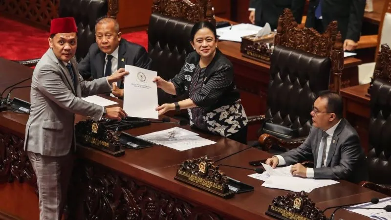 Ketua DPR Puan Maharani (kedua kanan) menerima hasil Uji Kelayakan dan Kepatutan Calon Kapolri