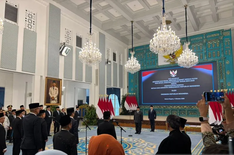 Presiden Prabowo Subianto melantik Komisaris Jenderal Polisi Dedy Prasetyo 