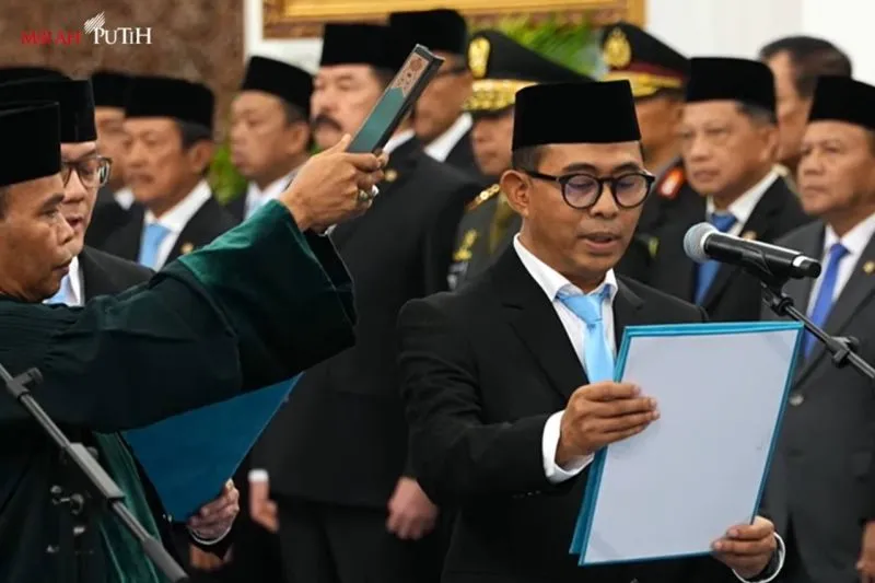 Nuzran Joher membacakan sumpah saat dilantik sebagai Kepala Ombudsman RI 