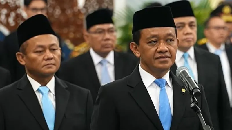 Bahlil Lahadalia (kanan) dilantik sebagai Menteri Koordinator Bidang Hilirisasi dan Transisi Energi 