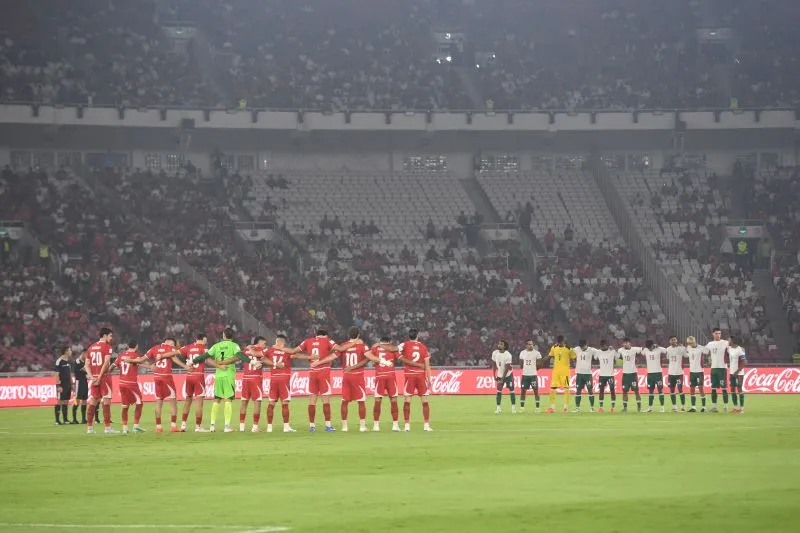 Timnas Indonesia dan Timnas Bangladesh mengheningkan cipta