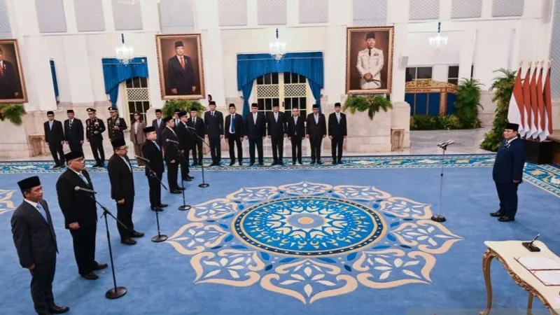 Presiden Prabowo Subianto (kanan) memimpin pelantikan 