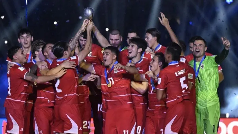 Pemain Timnas Indonesia mengangkat piala FIFA ASEAN Cup 2026
