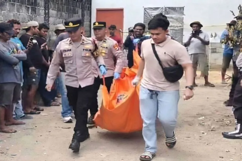 Petugas mengevakuasi mayat satu keluarga korban pembunuhan