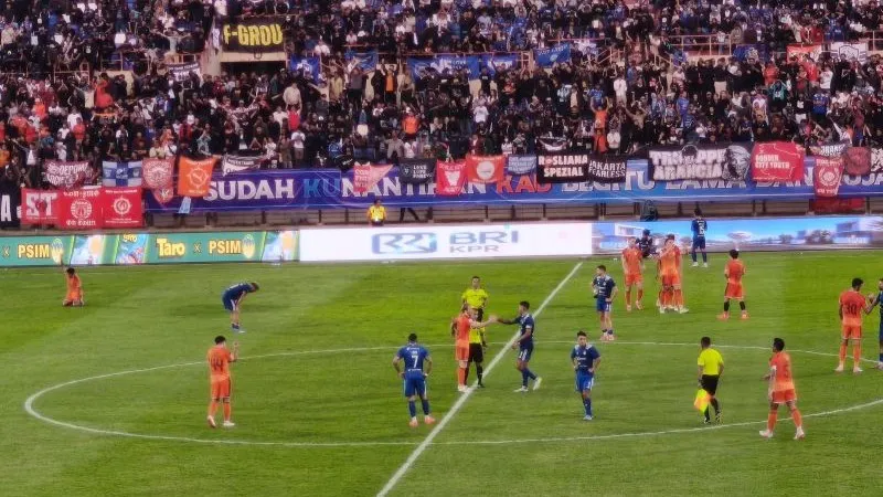 Pertandingan Persija Jakarta melawan PSIM Yogyakarta 
