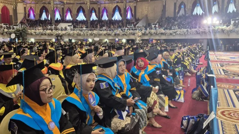 Prosesi wisuda Universitas Terbuka (UT) Surabaya