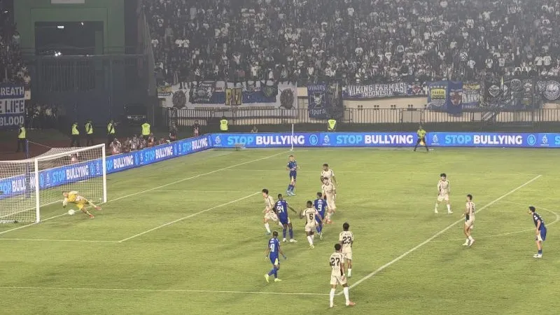 Situasi jalannya pertandingan Persib Bandung melawan Dewa United 