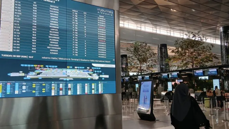 penumpang beraktivitas di area Terminal 3 Bandara Internasional Soekarno-Hatta