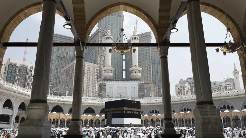Jamaah haji melakukan tawaf ifadah mengelilingi Ka’bah 