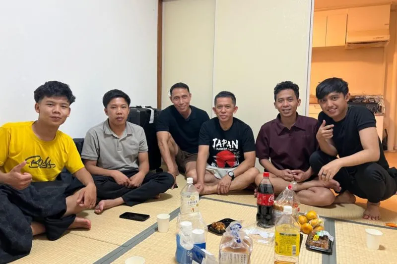 Almarhum Rizki Ade Putra (kedua dari kiri), pekerja migran Indonesia (PMI)