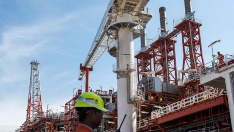 Pekerja berkordinasi di Kapal Floating Production Unit (FPU) Jangkrik