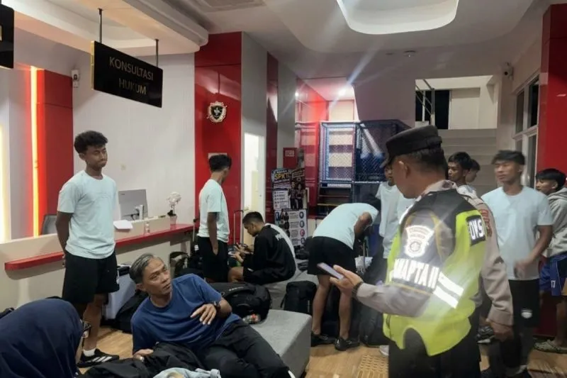 Anggota Polresta Batang sedang meminta keteangan para pemain dan offisial Persib U-18