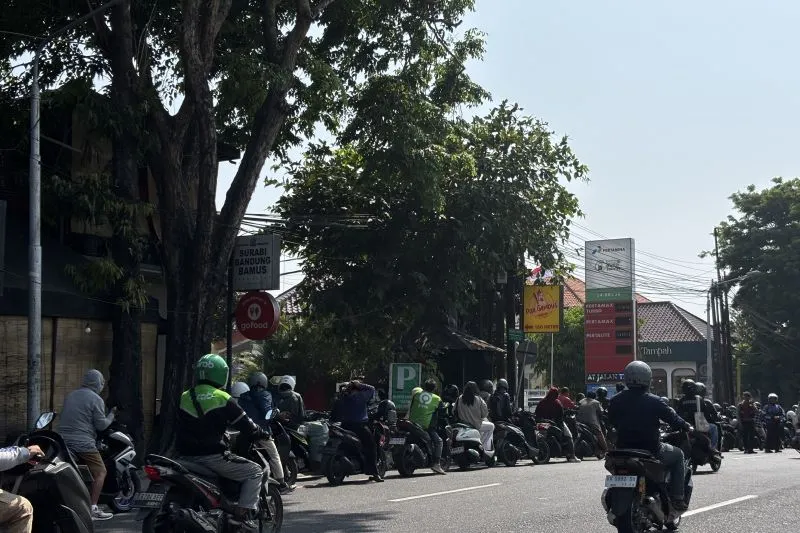 warga Bali antre membeli BBM di SPBU Kawasan Renon