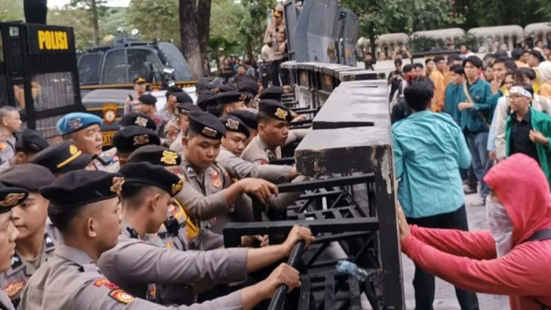 personel gabungan kepolisian saat mengawal aksi unjuk rasa di Kawasan Monas 