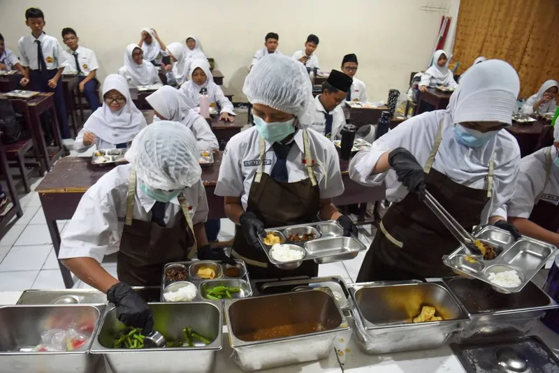 antarafoto-uji-coba-pembagian-mbg-secara-prasmanan-di-jakarta-1792064574-1