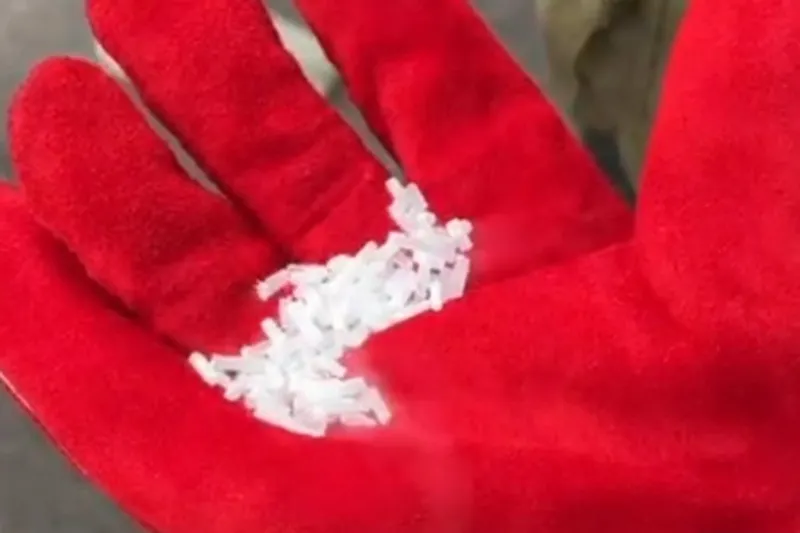material dry ice yang digunakan pada operasi modifikasi cuaca untuk pengurai asap 