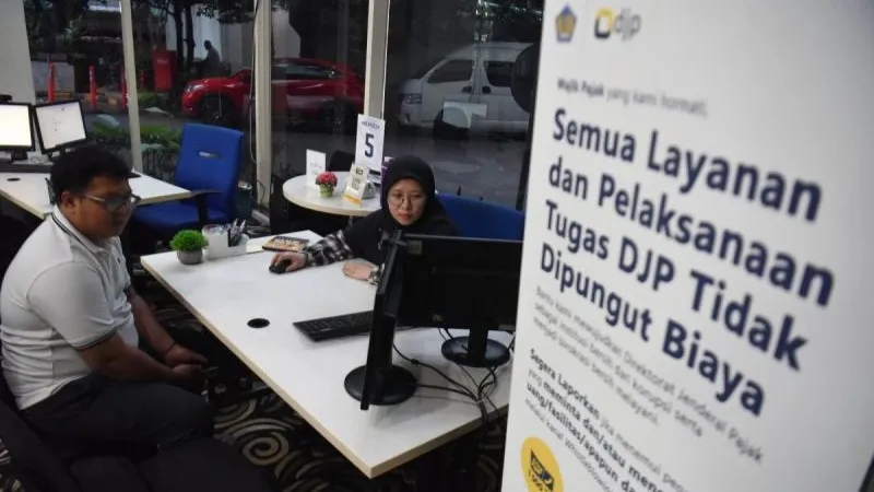 Petugas melayani wajib pajak untuk pengurusan layanan pajak