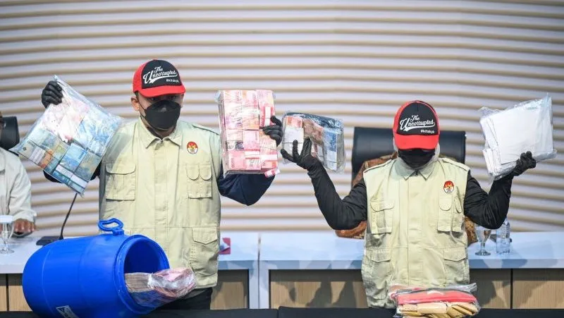 Petugas KPK menunjukkan barang bukti saat konferensi pers operasi tangkap tangan di Pemkab Klaten 