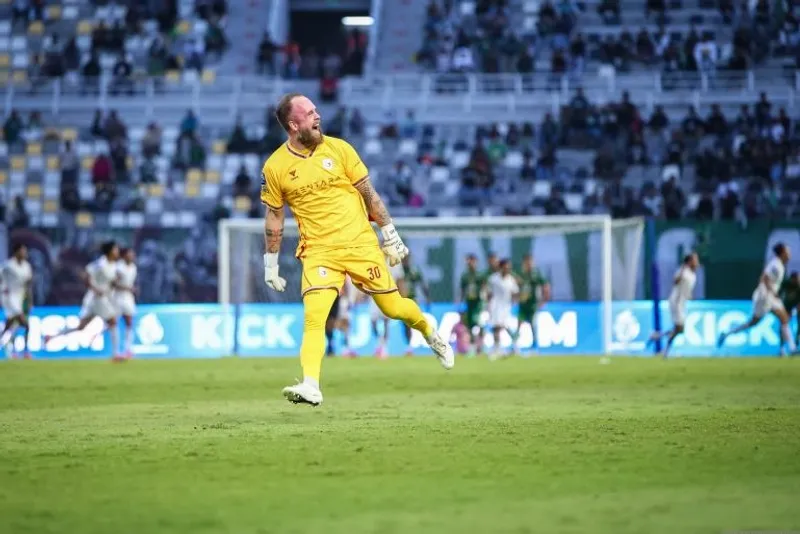 Penjaga gawang Garudayaksa FC Dominik Holec 