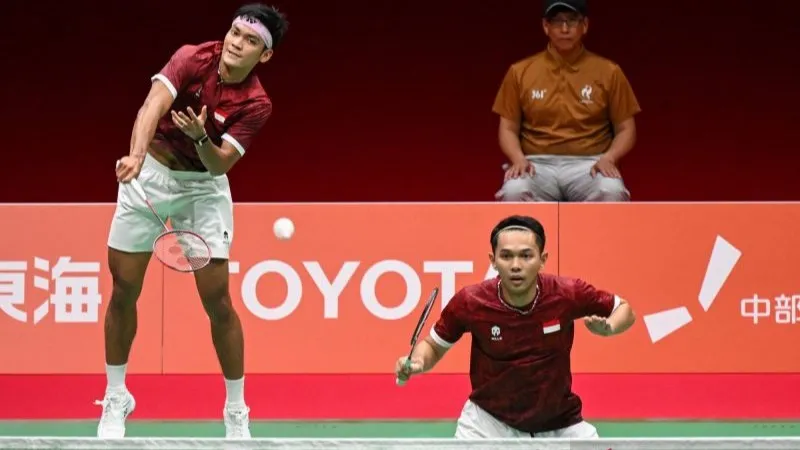 Pebulu tangkis ganda putra Indonesia Fajar Alfian (kanan) dan Muhammad Shohibul Fikri 