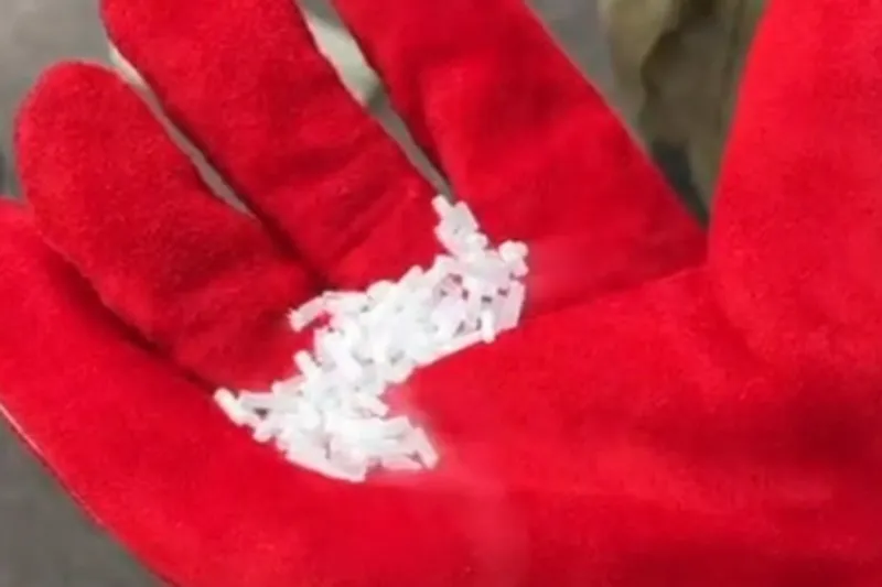 Petugas menunjukkan bentuk material dry ice