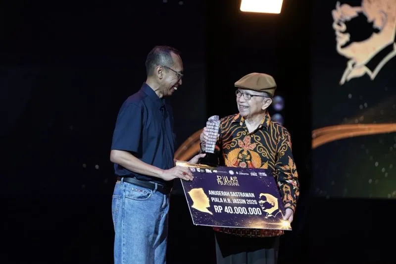 Saini KM menerima Anugerah Sastra HB Jassin 2026