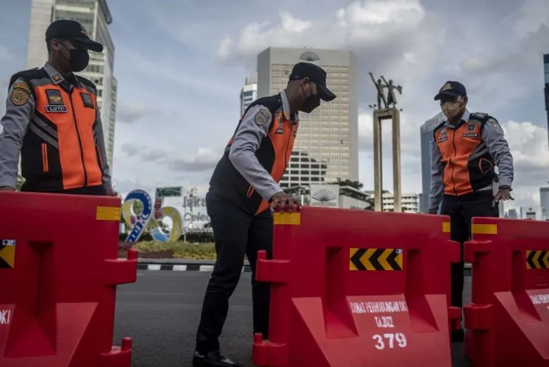 Petugas Dishub DKI Jakarta memasang pembatas jalan 