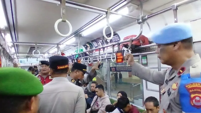 Petugas dari Polresta Tangerang melakukan pengamanan di kawasan Stasiun Kereta 
