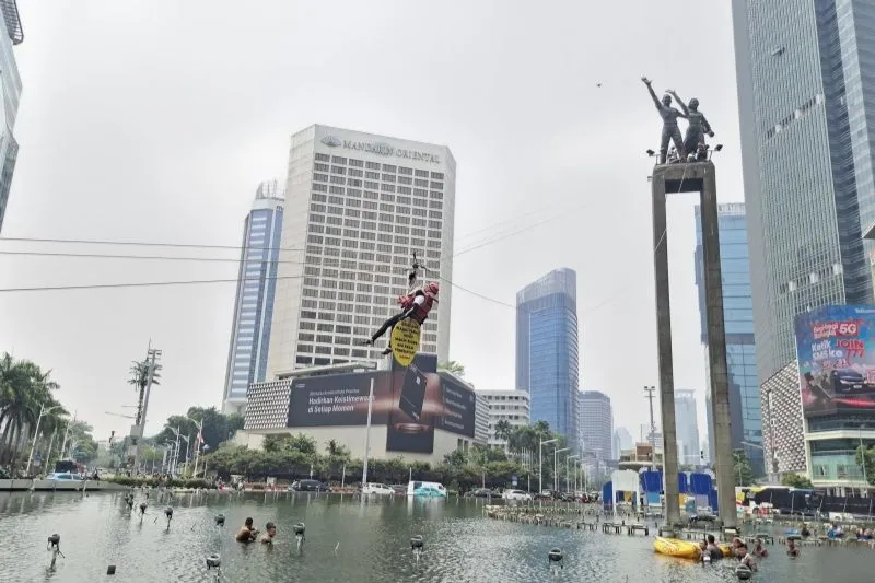 Proses evakuasi aktivis Greenpeace Indonesia