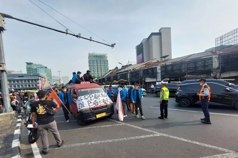 Peserta aksi unjuk rasa datang ke kawasan Tugu Tani
