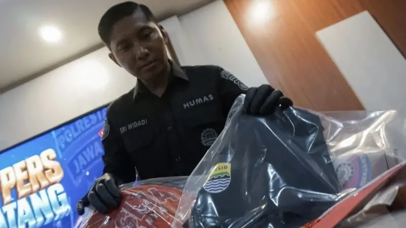Polisi menunjukkan barang bukti saat mengungkap kasus penyerangan bus Persib Bandung U-18 