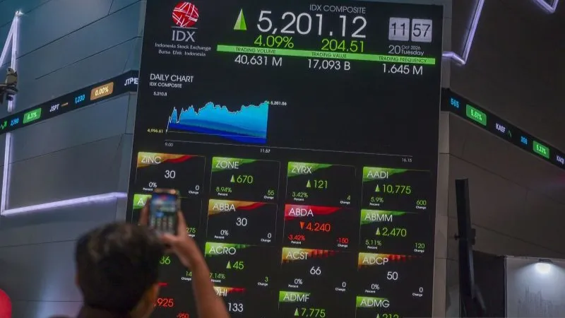 Pengunjung memantau layar pergerakan Indeks Harga Saham Gabungan (IHSG)