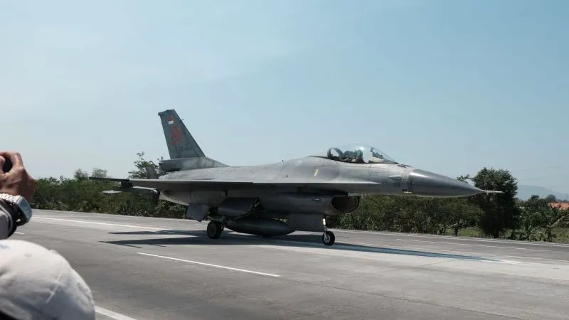 Pesawat jet tempur F-16 Fighting Falcon mendarat di jalan tol