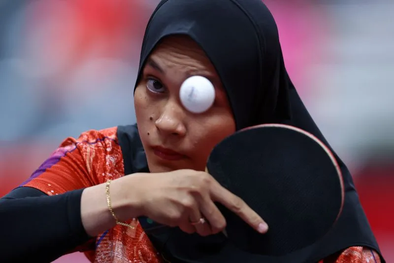 Ilustrasi - Atlet para tenis meja Indonesia Leli Marlina melakukan servis bola ke arah atlet Kamboja Saroung Sorn pada pertandingan tunggal putri kelas 4-5 Asian Para Games 2026 di Sky Hall Toyota, Jepang, Jumat (16/10/2026). NPC INDONESIA/Dwi Prasetya.