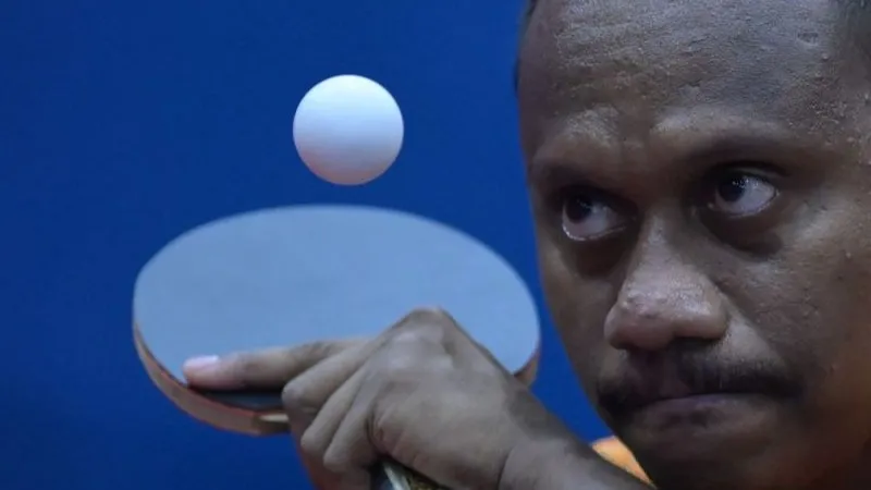 Petenis meja putra Indonesia Barce Eysntend Layaba melakukan servis ke arah petenis meja Thailand T Klangmanee pada final beregu TT5 ASEAN Para Games 2023 di Morodok Techo National Stadium, Phnom Penh, Kamboja, Senin (5/6/2023). Tim beregu putra kelas TT5 berhasil meraih medali emas setelah mengalahkan Thailand dengan skor 2-1. ANTARA FOTO/Zabur Karuru/tom.