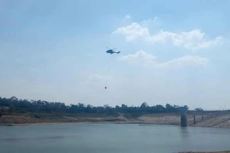 Helikopter mengambil air untuk membantu pemadaman kebakaran di lereng Gunung Lawu