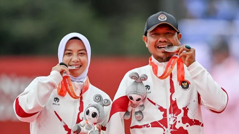 Atlet para panahan Indonesia Kholidin (kanan) dan Noveria Ross 