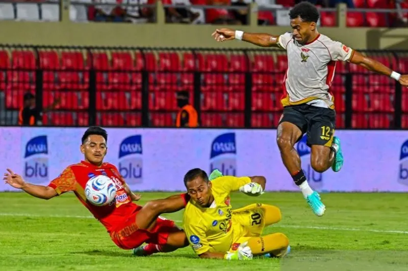 Pesepak bola Java United FC Yakob Sayuri 