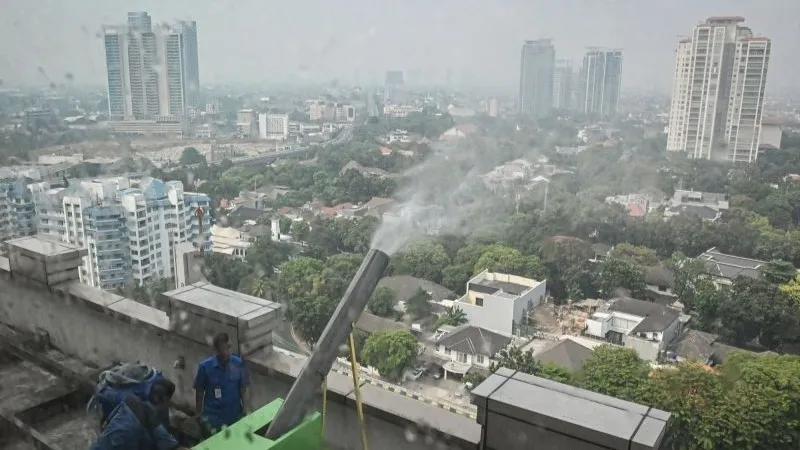 Petugas mengoperasikan mesin water mist di lantai 17 Gedung Wali Kota Jakarta Selatan