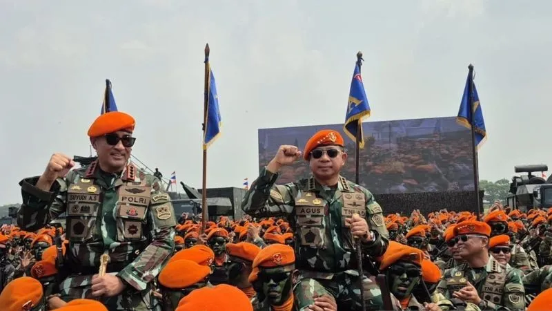 Panglima Jenderal TNI Agus Subiyanto dan Kapolri Jenderal Polisi Suyudi Ario Seto 