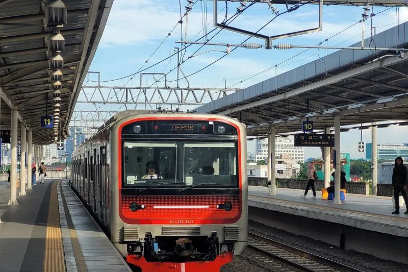 Rangkaian KRL buatan PT INKA kembali beroperasi