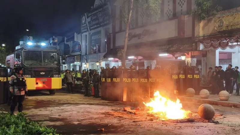 Personel kepolisian mengamankan aksi demonstrasi yang berujung ricuh di kawasan Malioboro