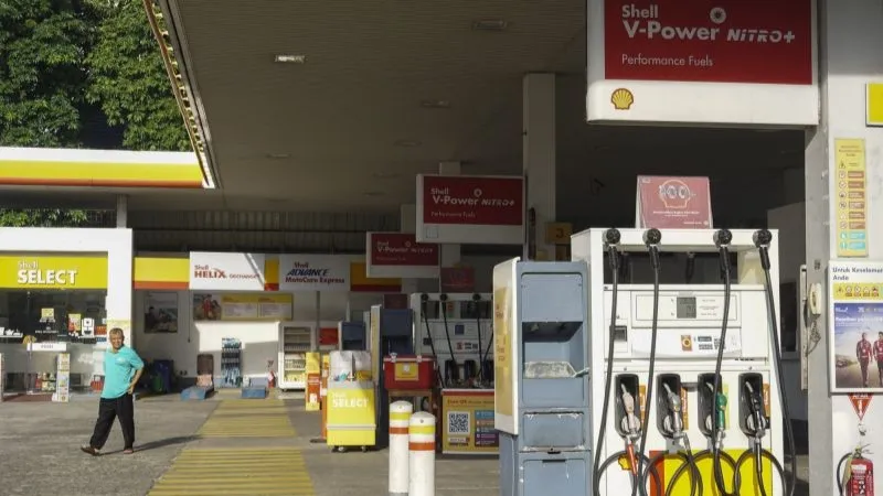 Warga melintas di SPBU Shell