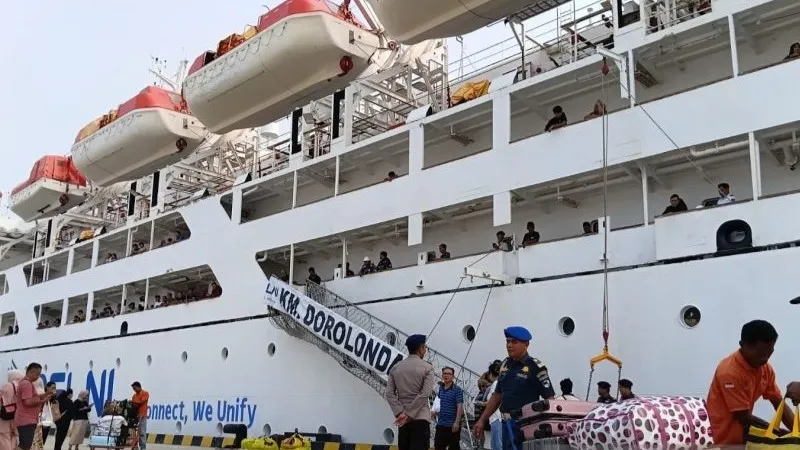 KM Dorolonda sandar perdana di Pelabuhan Donggala