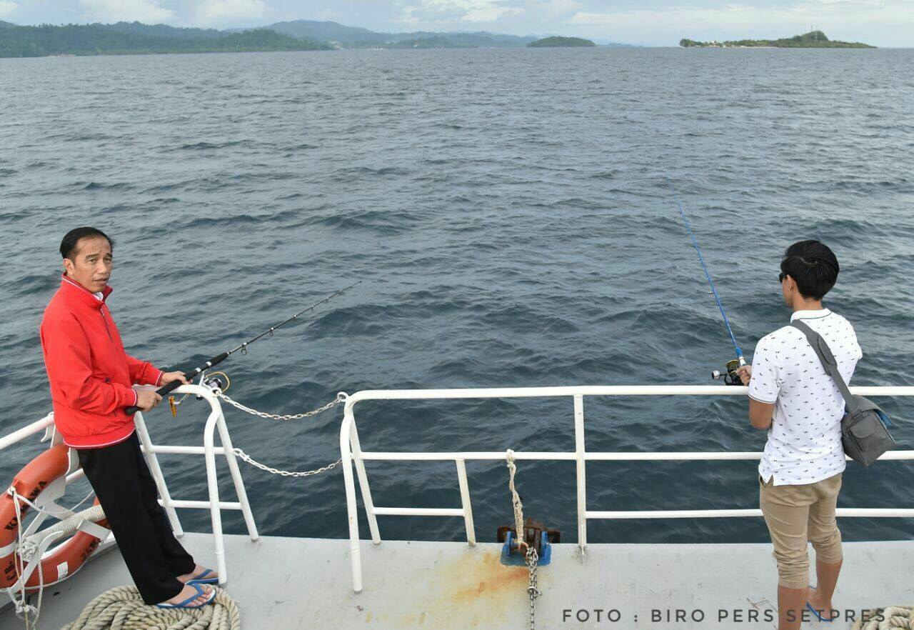 Gunakan Sandal Jepit, Presiden Jokowi Mancing di Raja Ampat