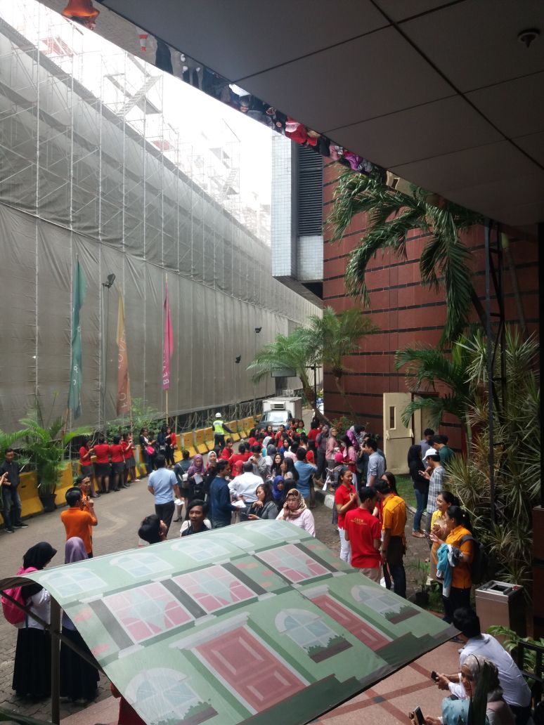 Terjadi Gempa, Pengunjung Blok M Plaza Berhamburan Keluar