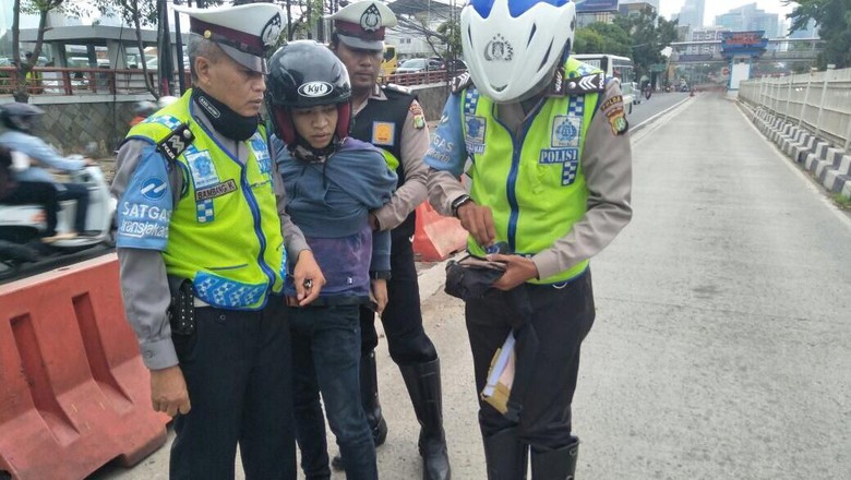 Bawa Ganja, Pengendara Sepeda Motor Ini Nekat Menabrak Polisi4